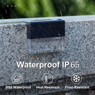 IP65 Ciepłe białe światła na tarasach słonecznych Zewnętrzne ogrodzenia schodowe 2700K Zasilane energią słoneczną oświetlenie pokładowe LED